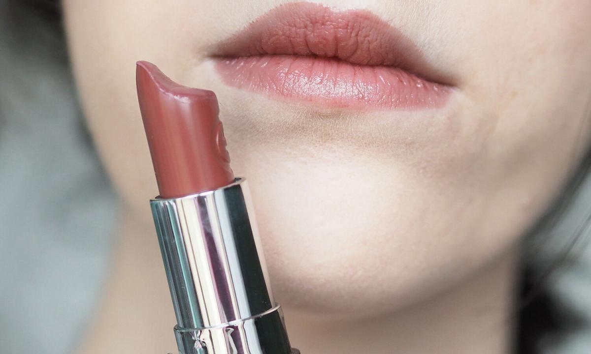 As it is correct to pick up suitable lipstick